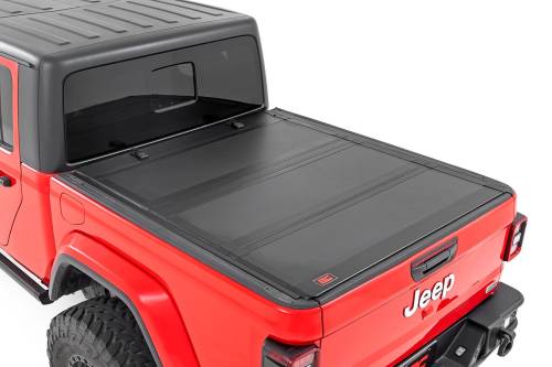 Rough Country - Rough Country Hard Tri-Fold Flip Up Bed Cover - 5' Bed - Jeep Gladiator JT (20-23) - 49620500